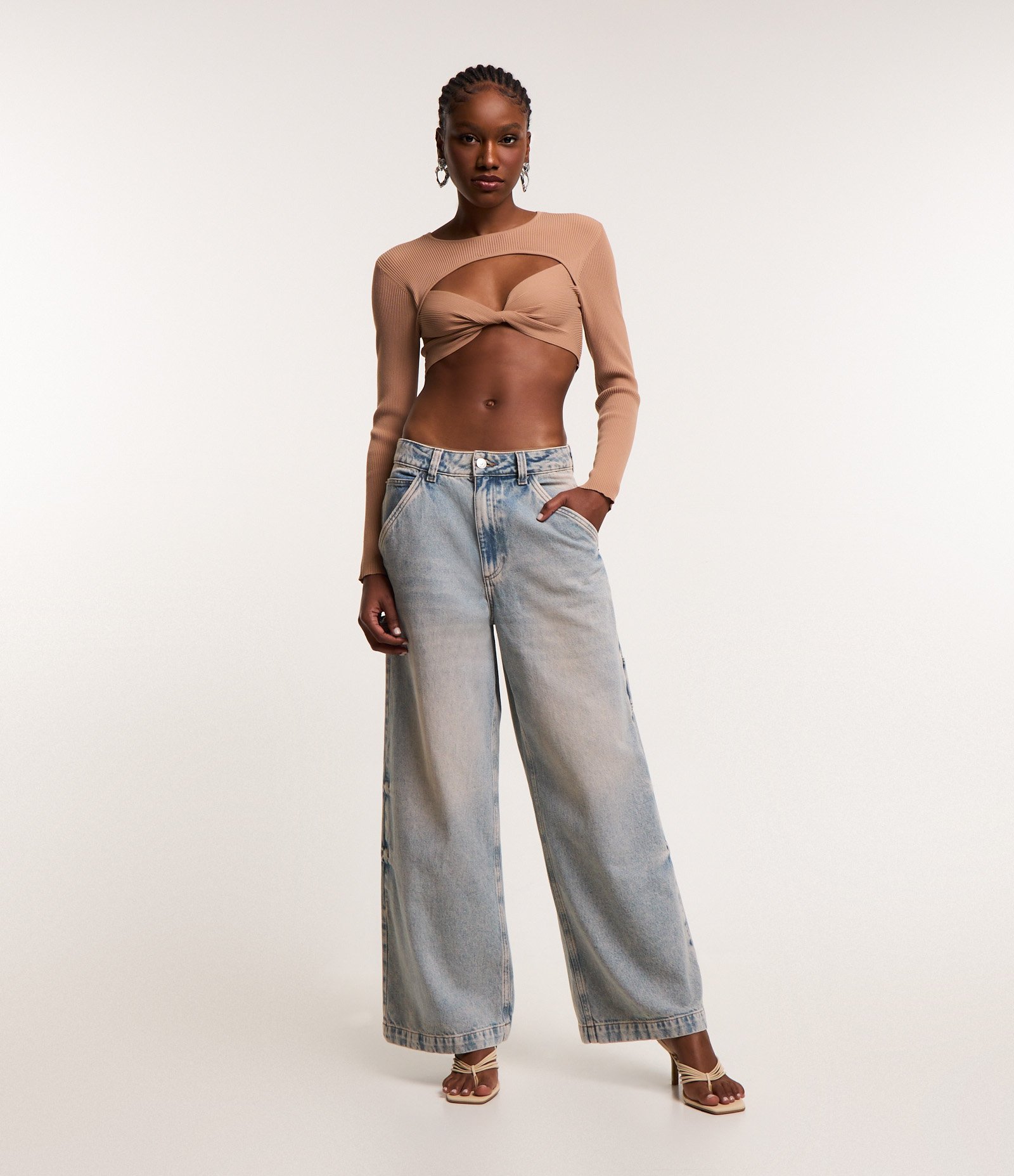 Blusa Cropped em Tricô Canelado com Cut Out e Busto Torcido Marrom 2