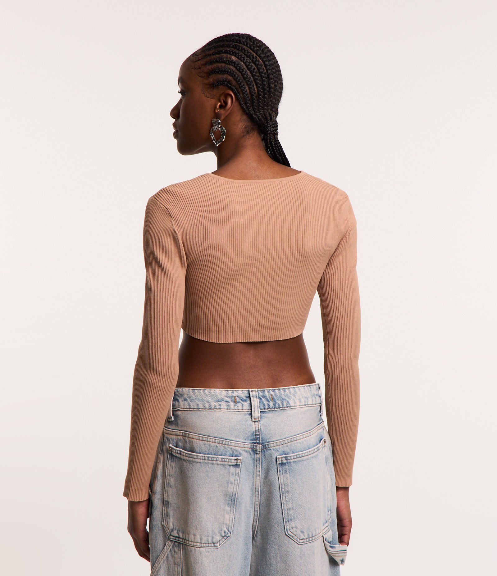 Blusa Cropped em Tricô Canelado com Cut Out e Busto Torcido Marrom 3