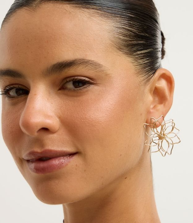 Brinco em Metal com Formato de Flor Vazada