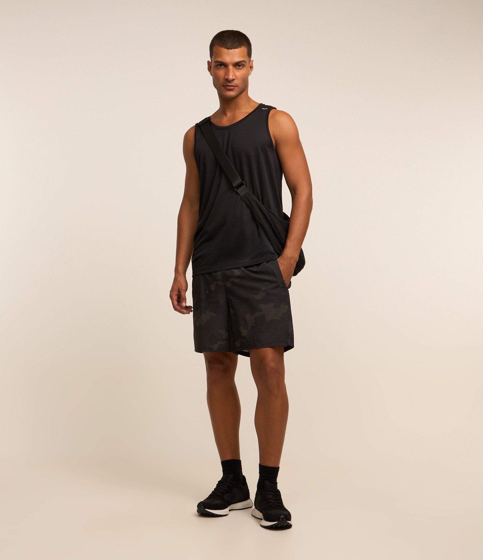 Bermuda Esportiva com Estampa Camuflada e Zíper no Bolso Preto Camuflado 1
