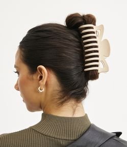 Maxi Piranha de Cabelo em Plástico com Detalhes Vazados