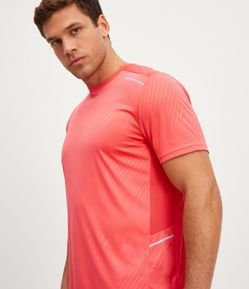 Camiseta Esportiva com Estampa de Listras e Detalhes Refletivos