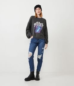 Calça Mom Cintura Alta em Jeans com Puídos e Etiquetinha com Lettering