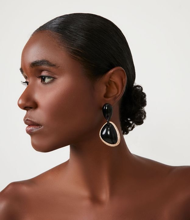 Maxi Brinco em Resina Irregular com Borda Metálica