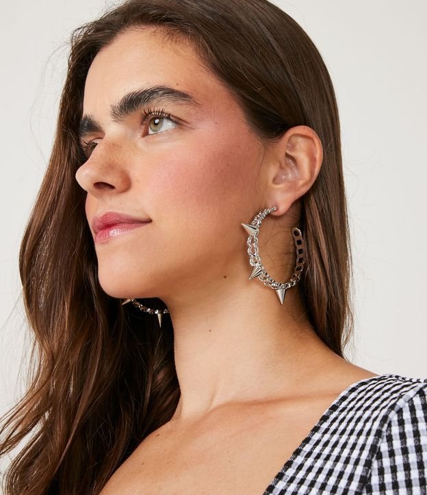 Brinco Argola Média em Metal com Spikes Aplicados