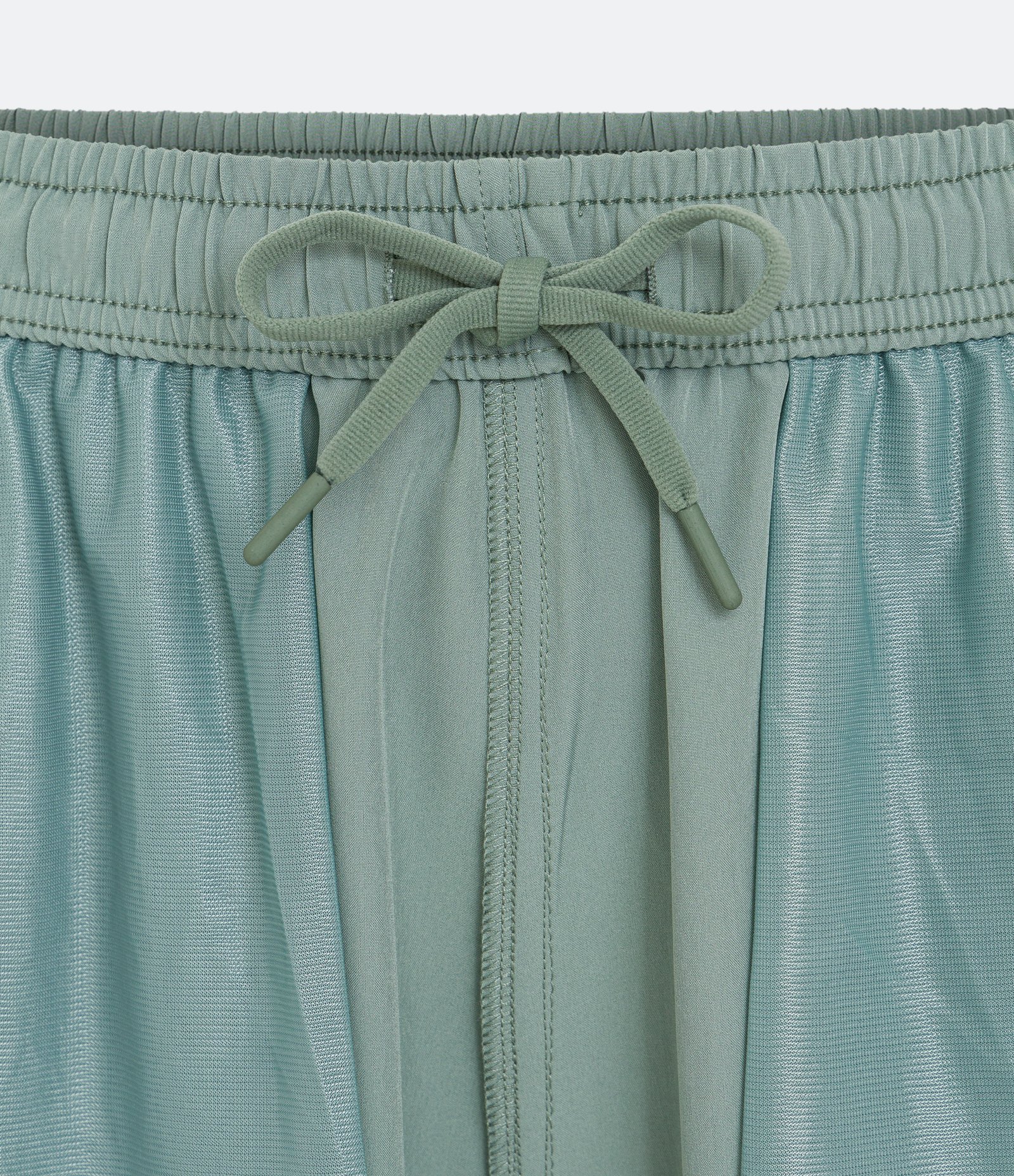 Bermuda Esportiva com Laser Cut e Bolsos com Zíper Verde Claro 7