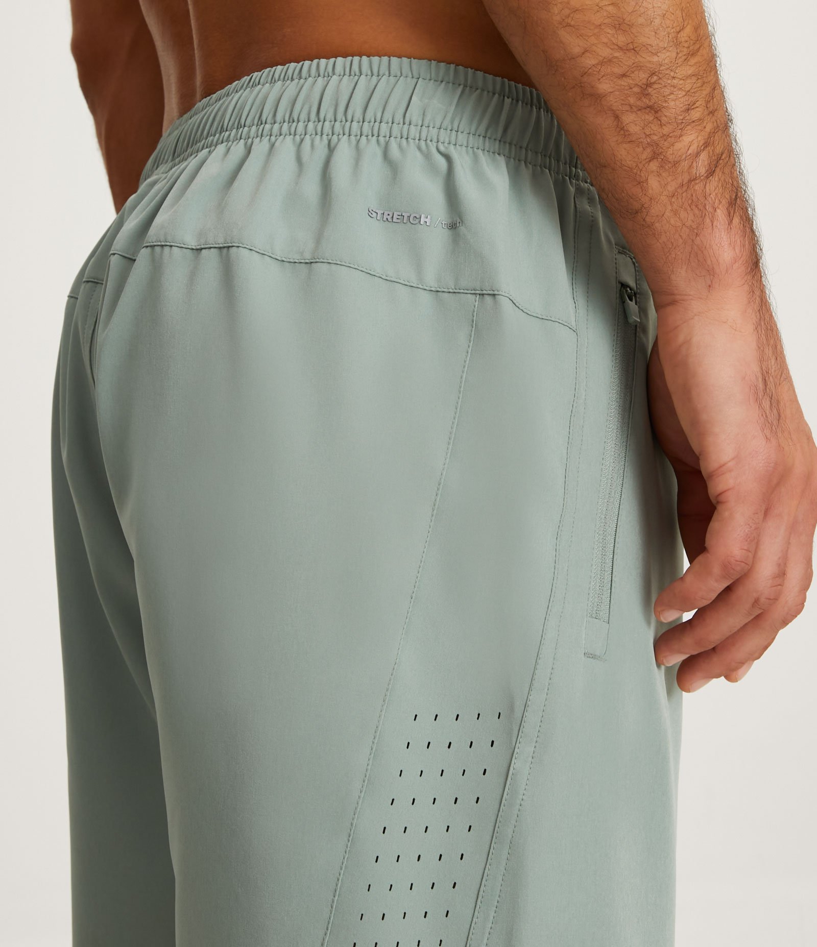 Bermuda Esportiva com Laser Cut e Bolsos com Zíper Verde Claro 4