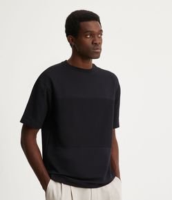 Camiseta Boxy em Algodão com Recorte Frontal