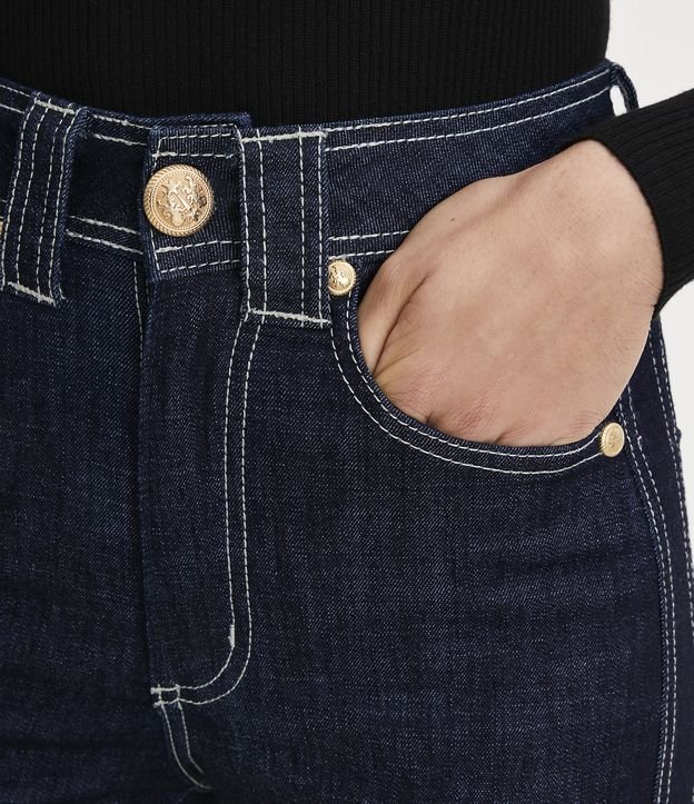 Pantalón Skinny Jeans con Cintura Média y Botón de Escudo Azul 4