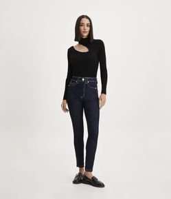 Calça Skinny Jeans com Cintura Média e Botão de Brasão