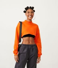 Blusão Cropped em Moletom com Golinha Alta e RIbana no Punho