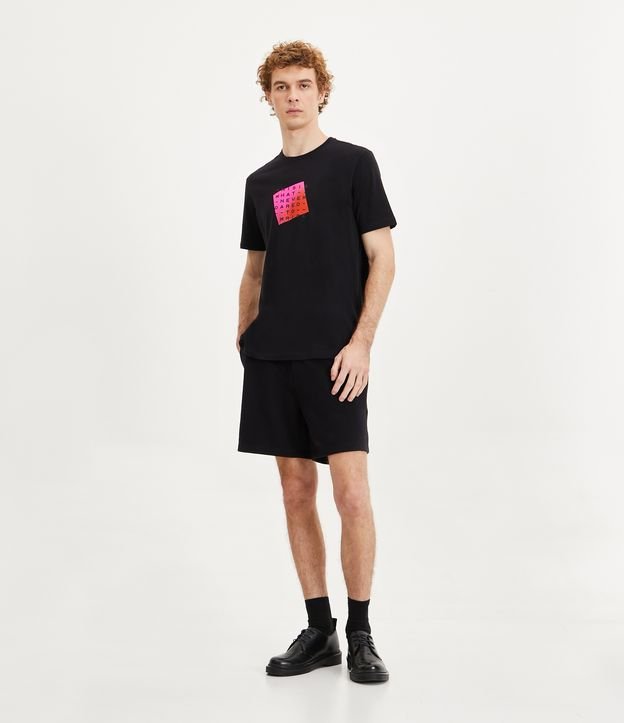 Camiseta Slim em Algodão com Estampa Geométrica e Lettering Preto 2