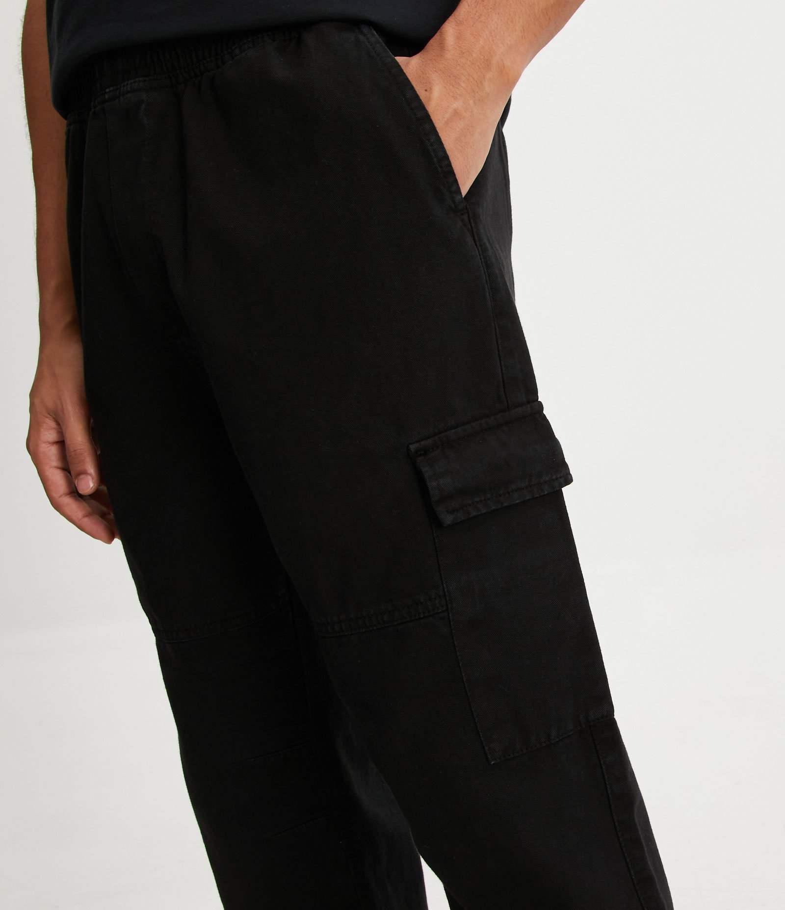 Calça Cargo em Sarja com Cós Elástico e Bolsos Laterais Preto 4