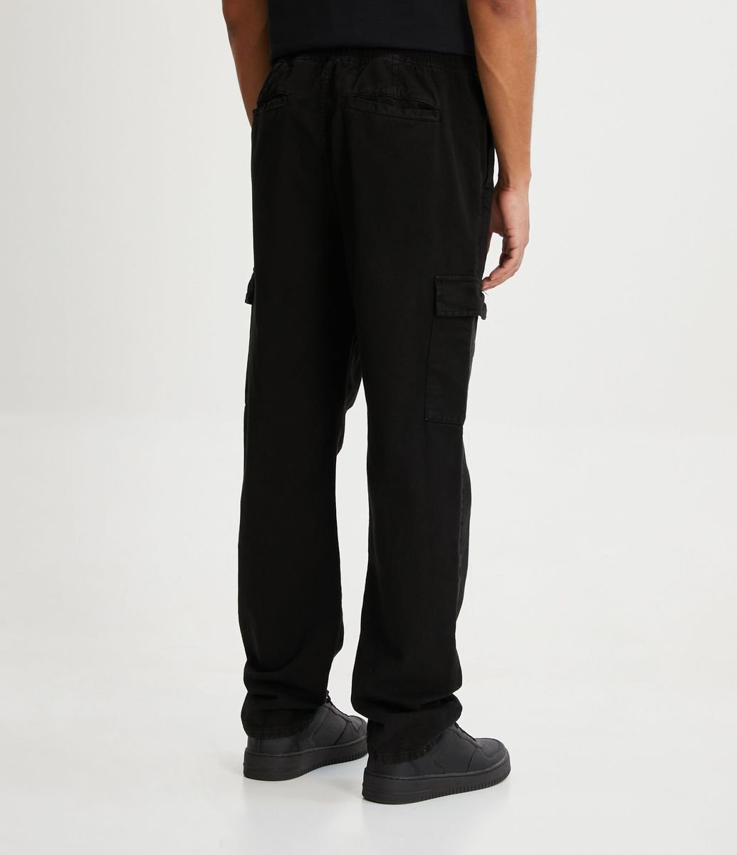 Calça Cargo em Sarja com Cós Elástico e Bolsos Laterais Preto