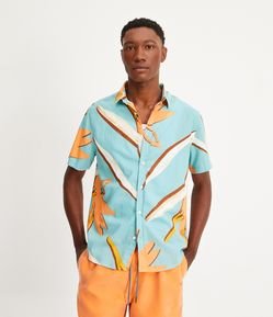 Camisa Regular em Linho com Estampa de Folhagem