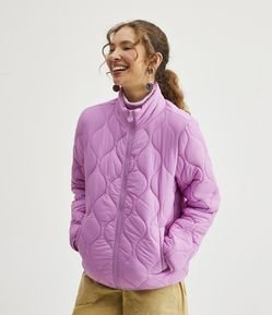 Jaqueta em Poliamida com Gola Alta e Textura Matelassê