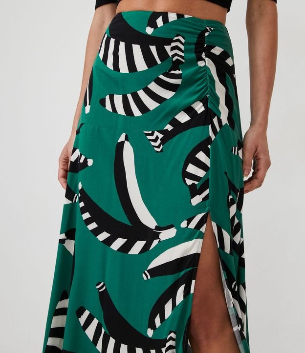 Saia New Midi em Viscose com Franzido Lateral e Estampa de Bananas Verde 4