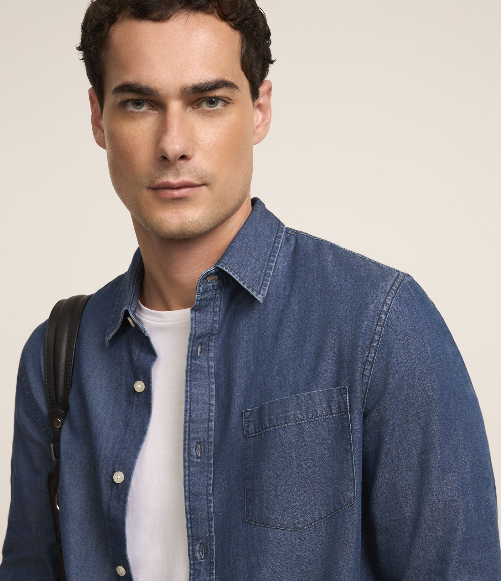 Camisa Jeans com Bolso no Peito Azul 3