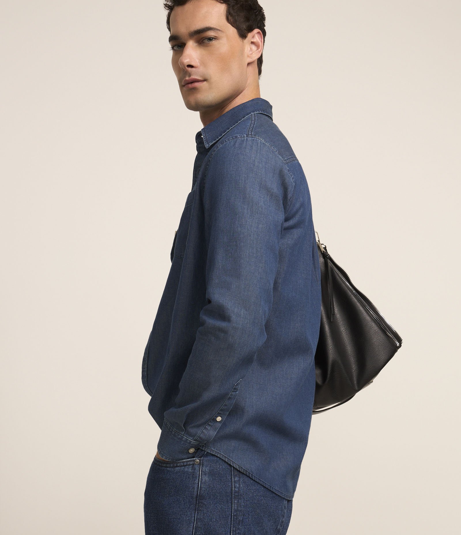 Camisa Jeans com Bolso no Peito Azul 5