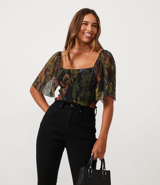 Blusa Cropped em Tule com Manga Curta e Estampa de Folhas