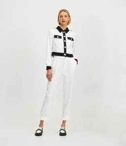 Calça Cenoura em Crepe com Botão Contrastante