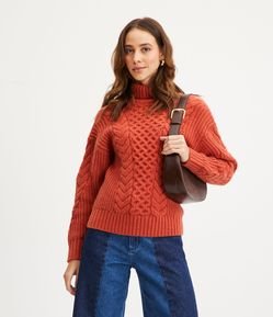 Suéter em Tricô com Tranças e Pontos Diferenciados