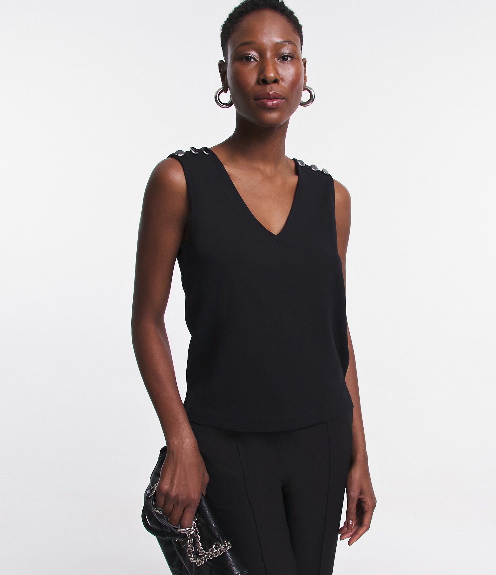 Blusa sem Manga em Crepe com Decote V e Botões no Ombro Preto 1