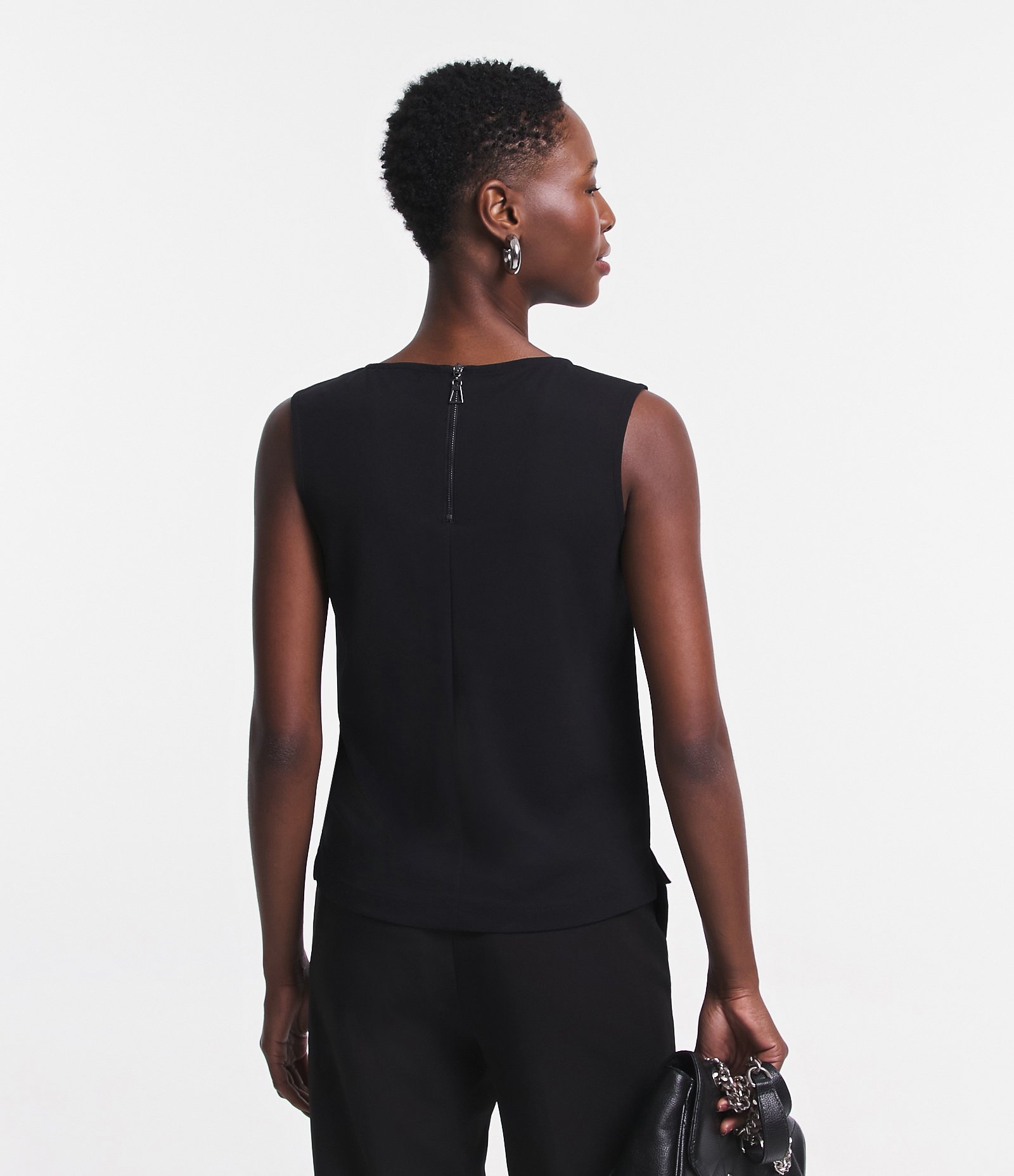 Blusa sem Manga em Crepe com Decote V e Botões no Ombro Preto 4