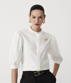 Camisa em Viscose com Transpasse e Broche Metalizado