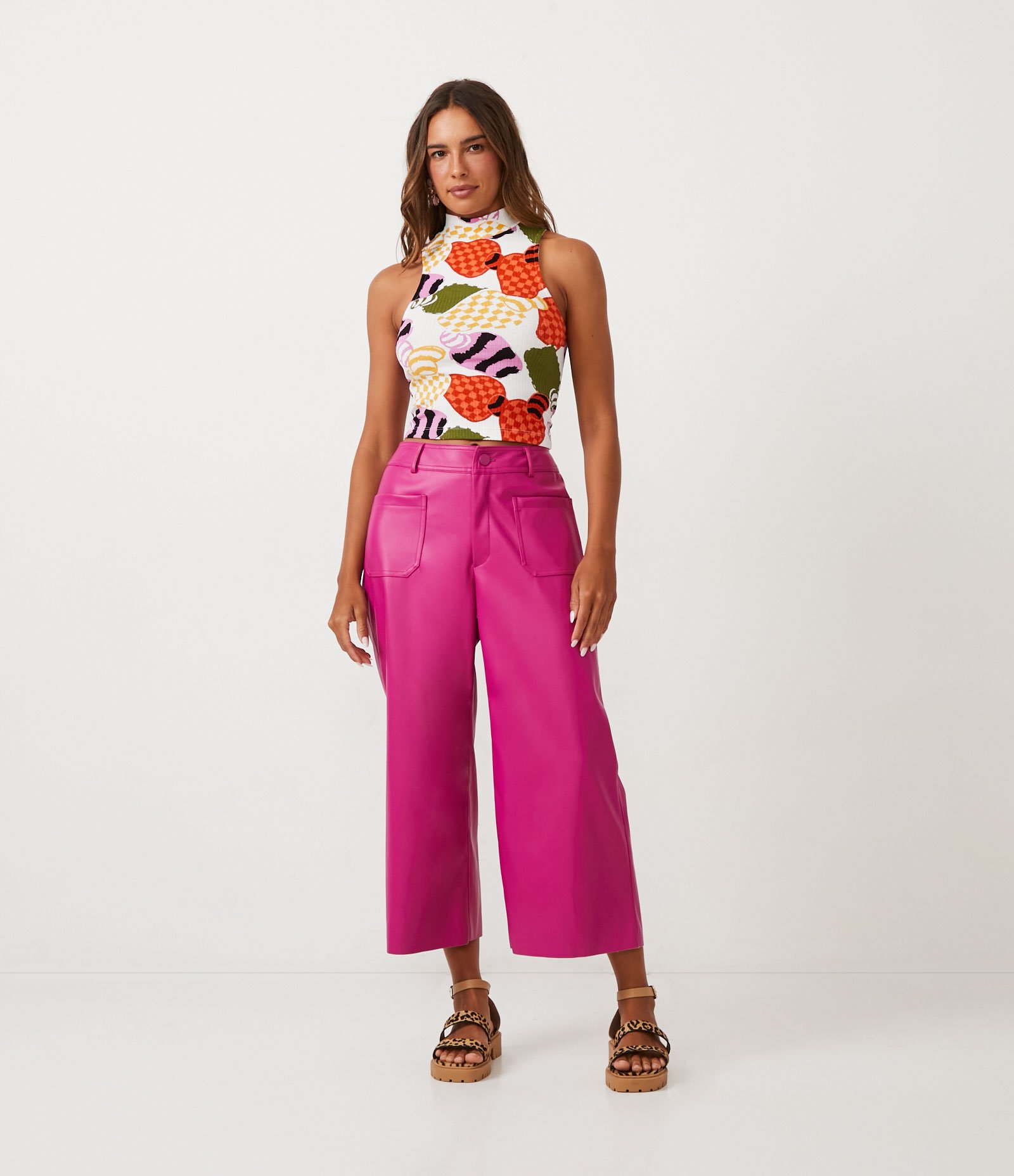 Blusa Cropped Sem Manga em Ribana com Estampa de Cajus Branco 2