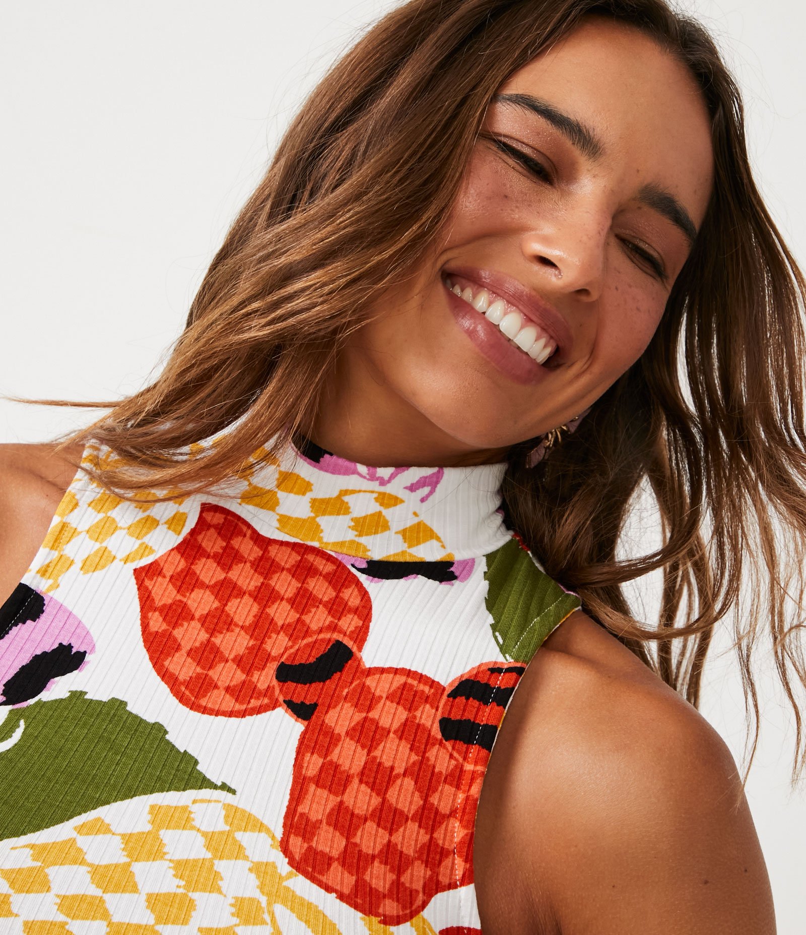Blusa Cropped Sem Manga em Ribana com Estampa de Cajus Branco 4