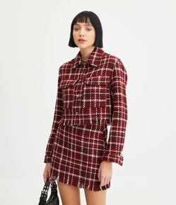 Jaqueta Cropped em Tweed Xadrez com Franjas na Barra