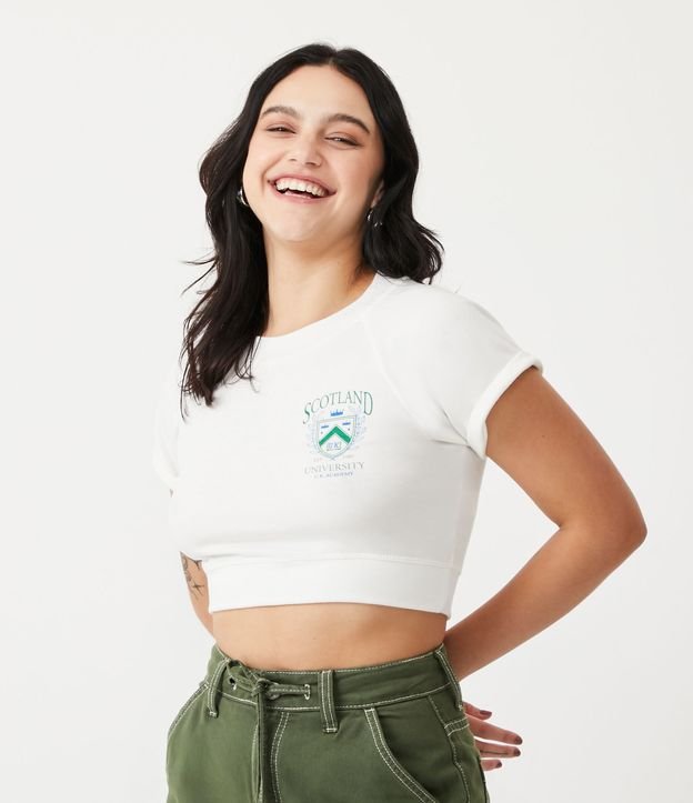 Blusa Cropped em Viscose com Manga Curta e Lettering Scotland University