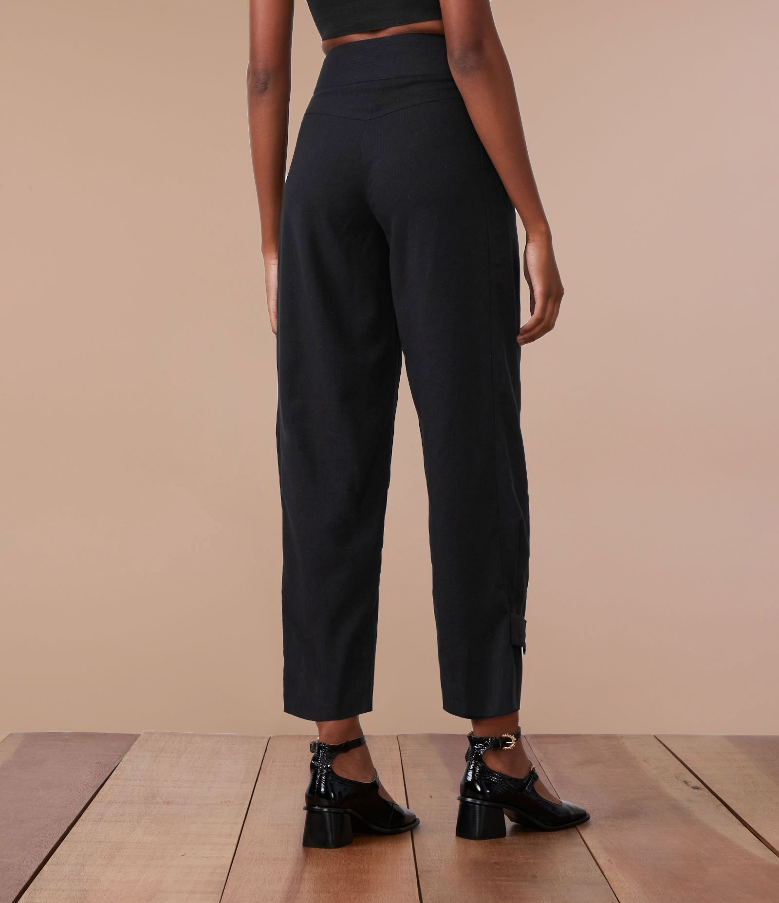 Calça Slouchy em Alfaiataria com Cós Largo e Fio Metálico Preto 3