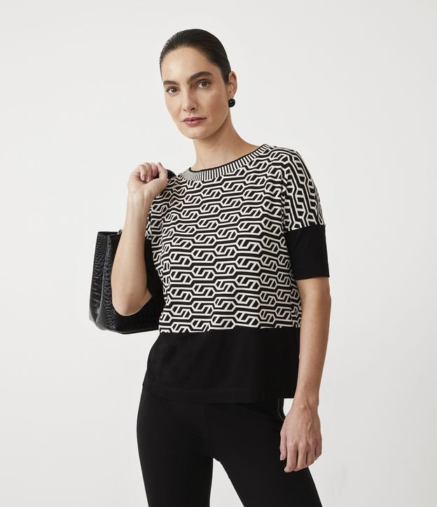 Blusa em Meia Malha com Estampa Geométrica e Barra Contrastante
