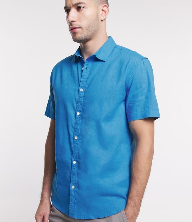 Camisa Comfort Básica em Linho com Manga Curta Azul Médio 4