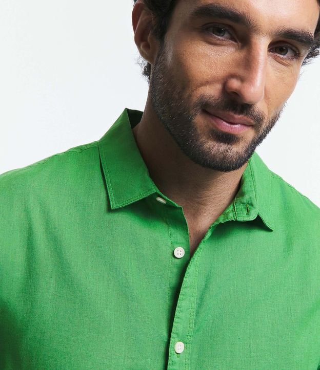 Camisa Comfort Básica em Linho com Manga Curta Verde 6