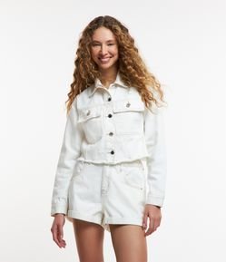 Jaqueta Cropped em Jeans com Bolsos e Barra a Fio