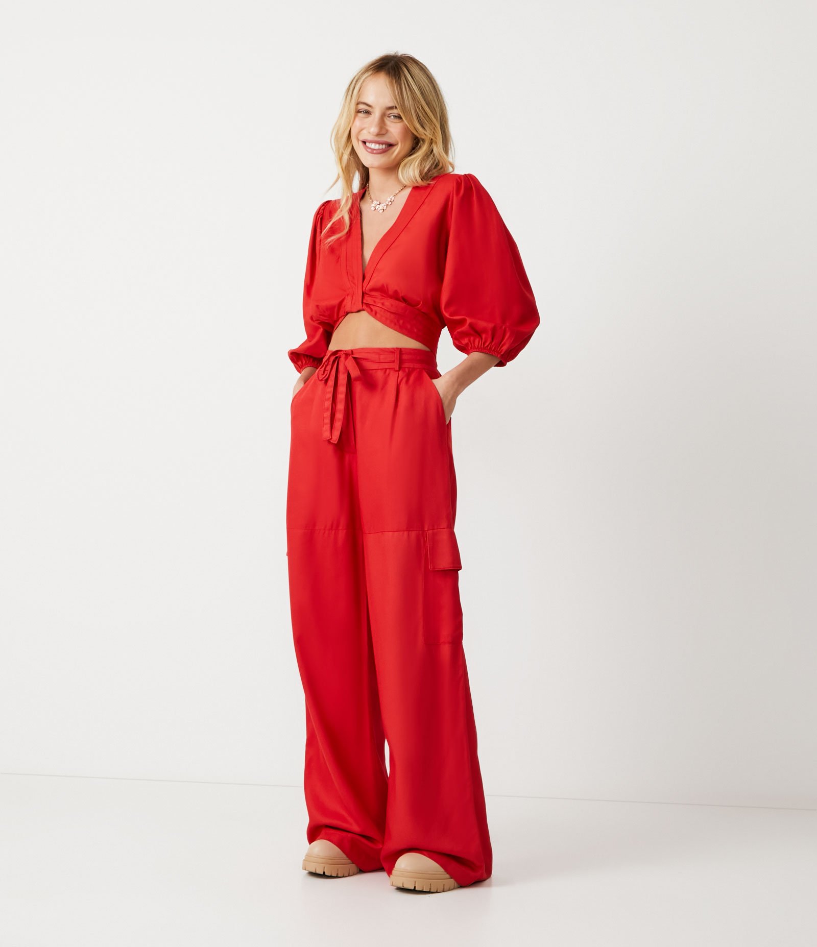 Calça Cargo em Viscose com Bolso Grande Lateral e Amarração Vermelho 1