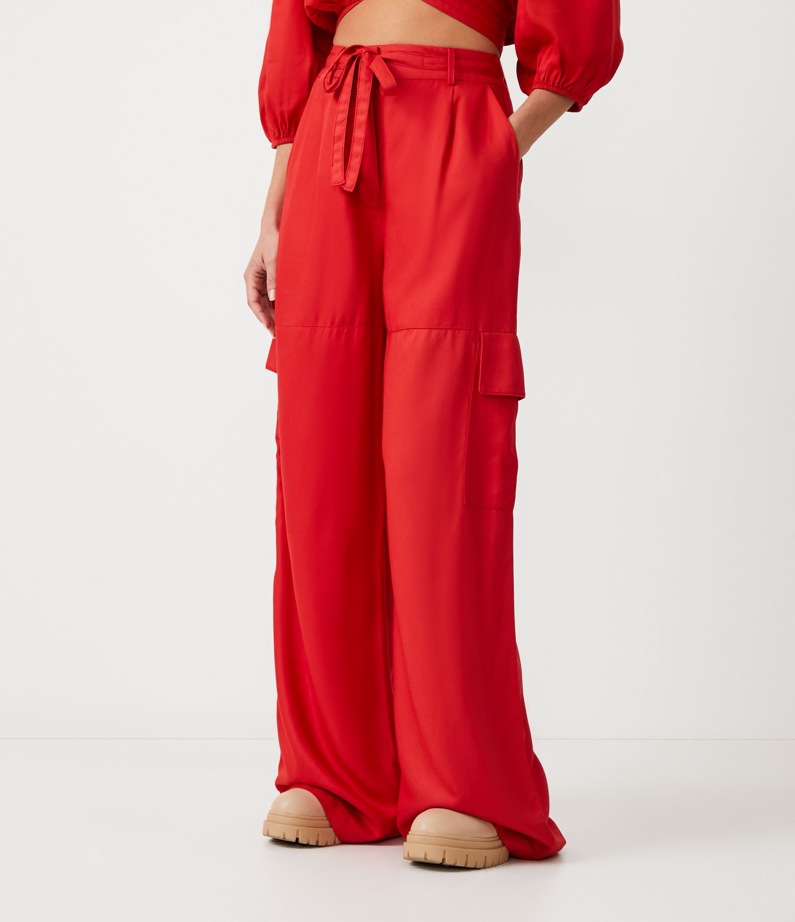 Calça Cargo em Viscose com Bolso Grande Lateral e Amarração Vermelho 2
