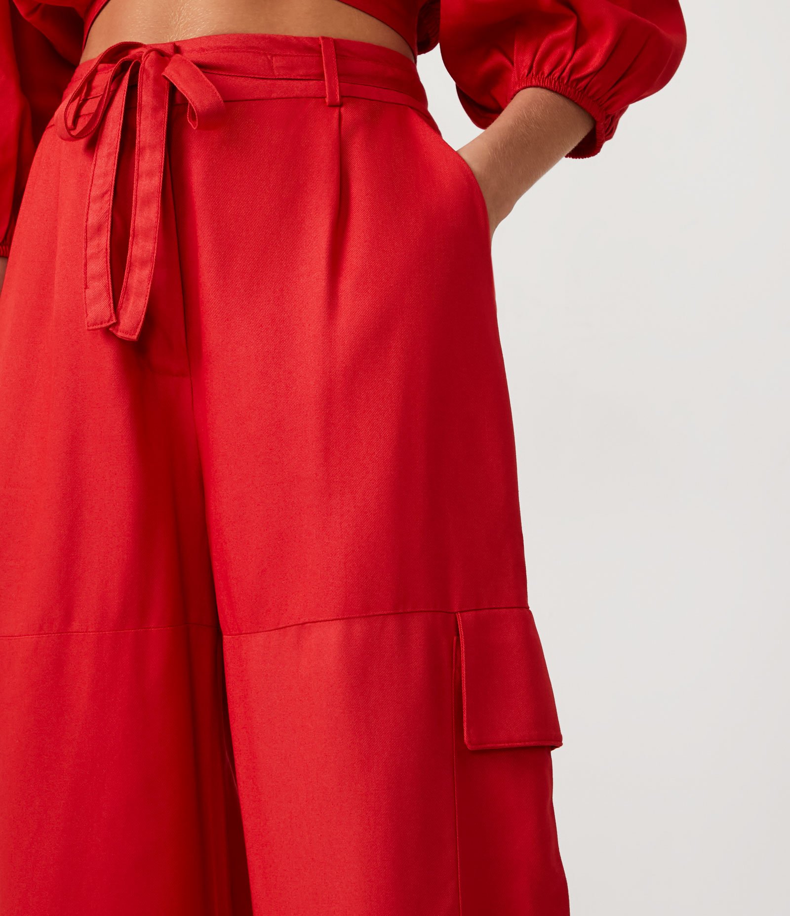 Calça Cargo em Viscose com Bolso Grande Lateral e Amarração Vermelho 4