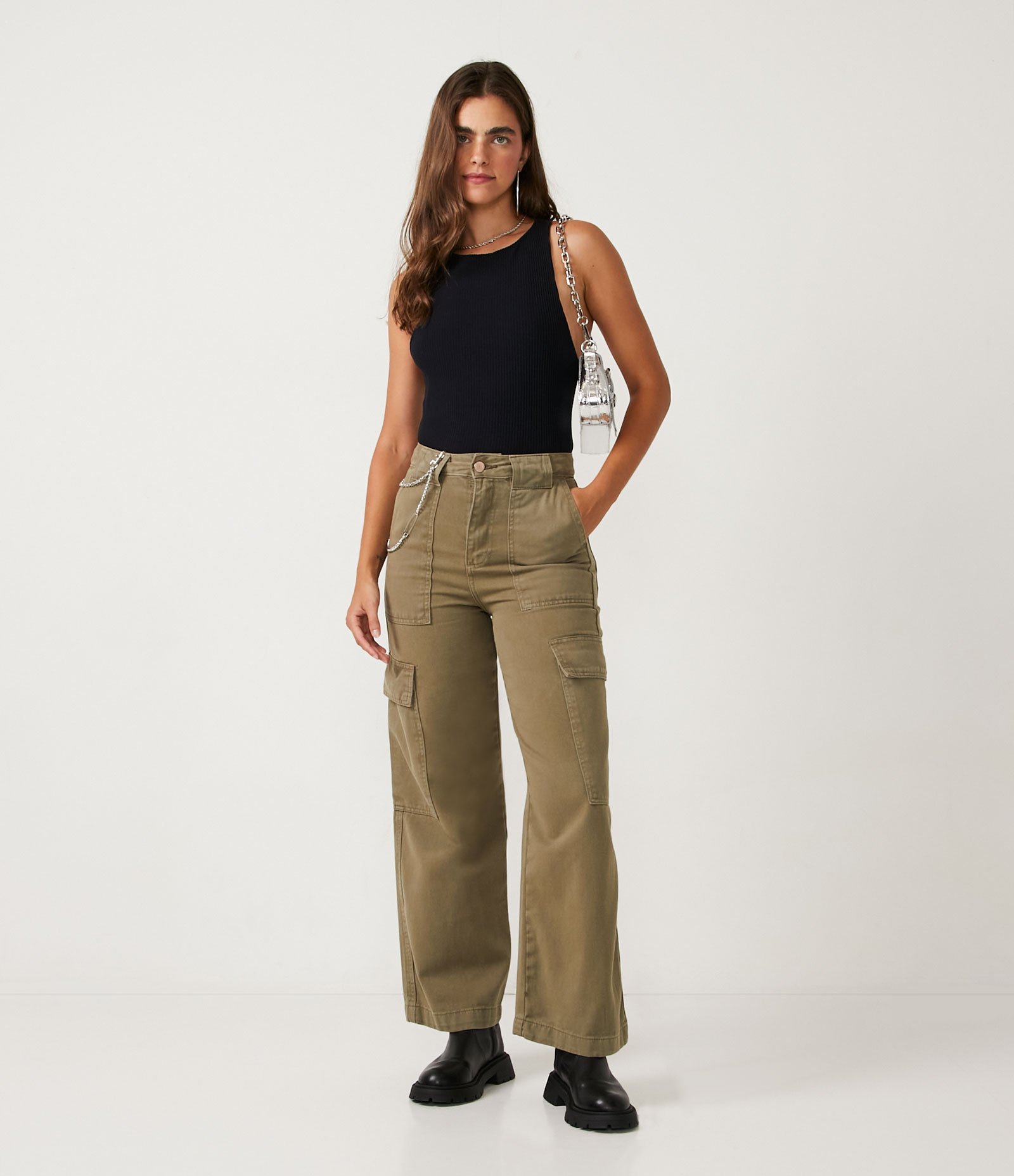 Calça Wide Leg em Sarja com Passantes Diferenciados e Bolsos Cargo 1