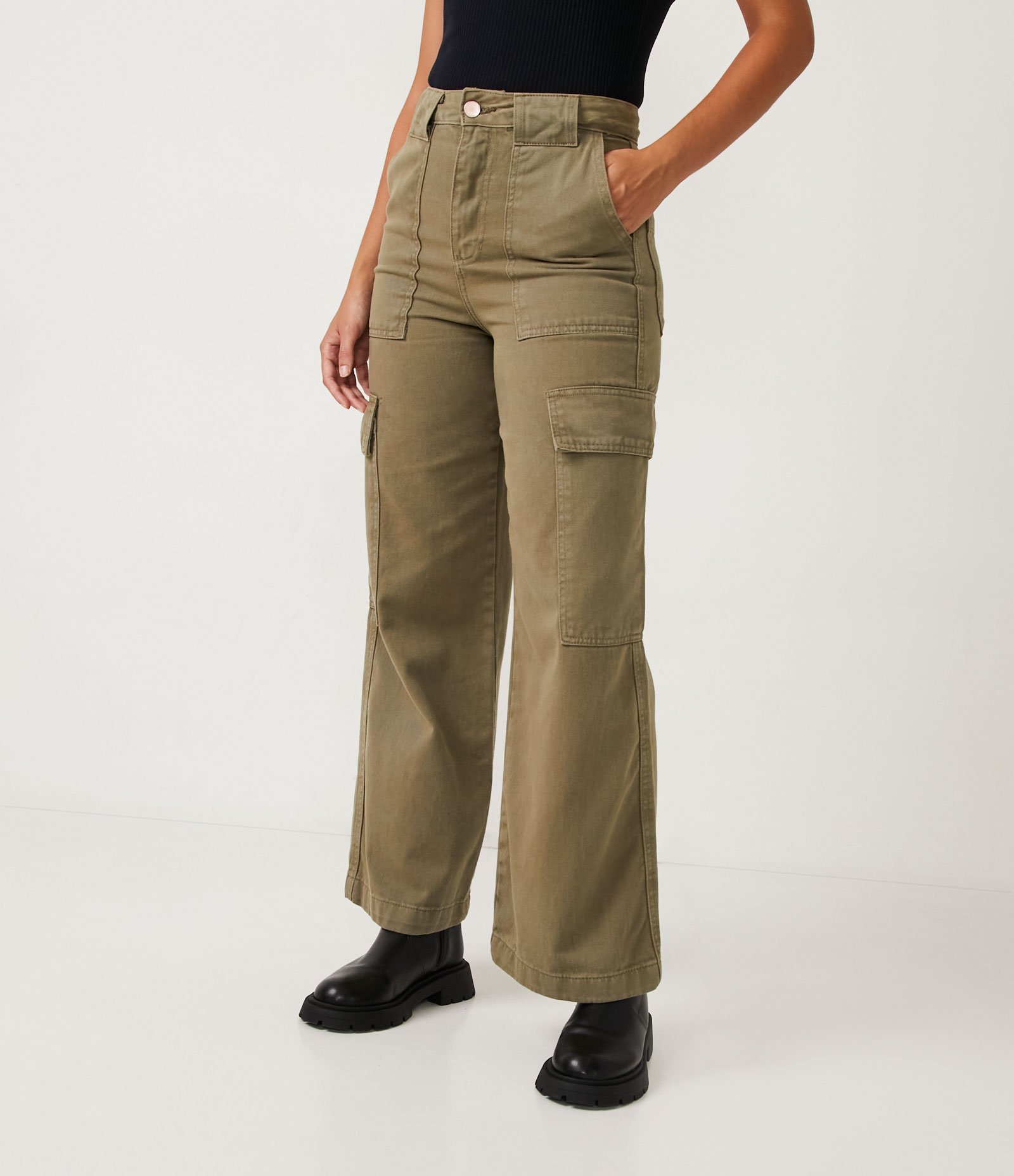 Calça Wide Leg em Sarja com Passantes Diferenciados e Bolsos Cargo 2