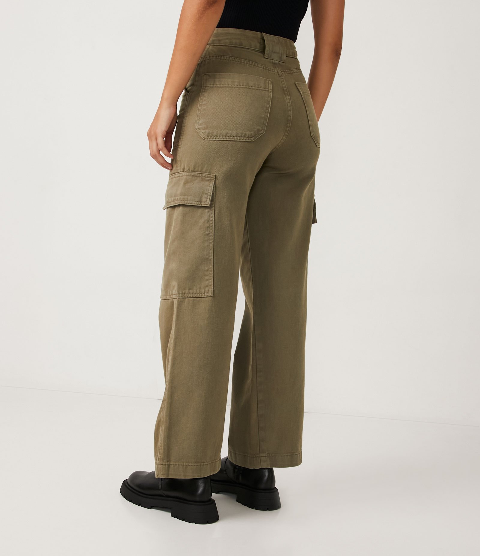 Calça Wide Leg em Sarja com Passantes Diferenciados e Bolsos Cargo 3