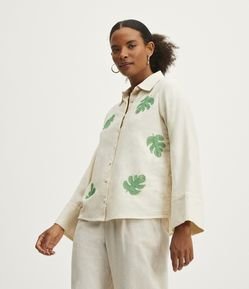 Camisa em Linho com Manga Longa e Bordados de Folhas