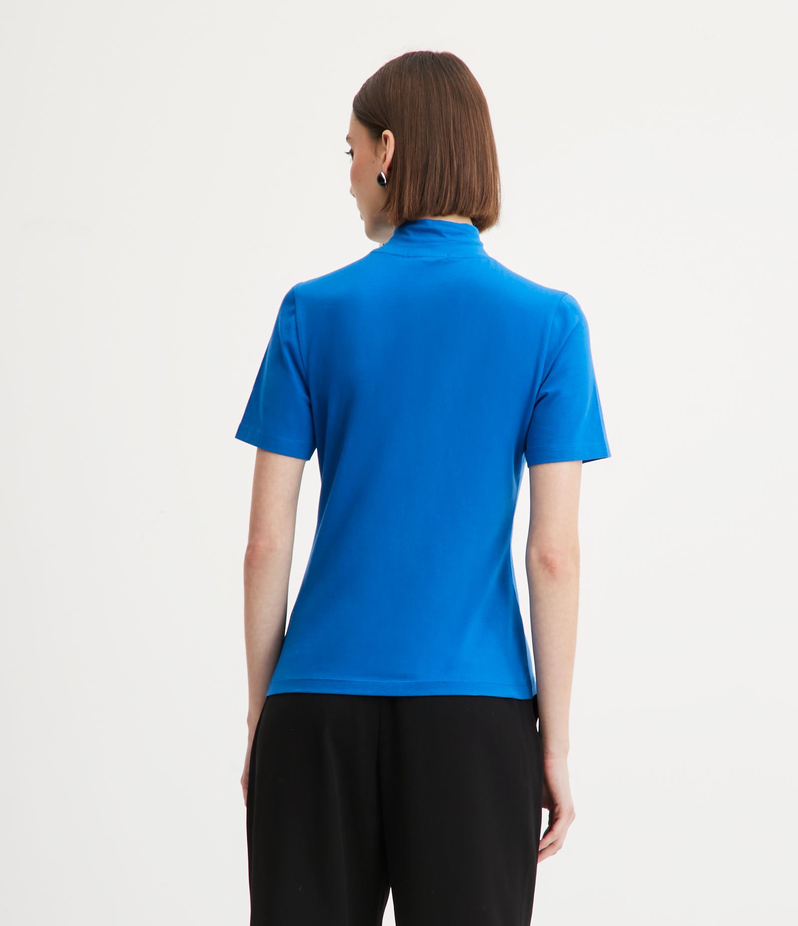 Blusa Básica em Algodão com Gola Alta 3