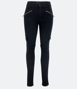Calça Skinny em Sarja com Bolsos Cargo e Zíper Frontal