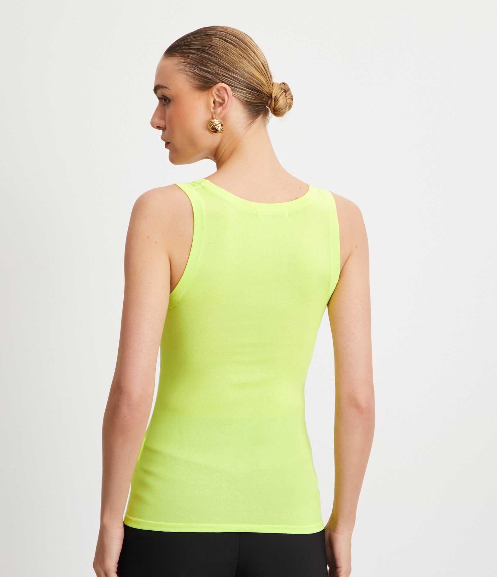 Blusa Sem Manga em Tricô Leve com Gola U 3