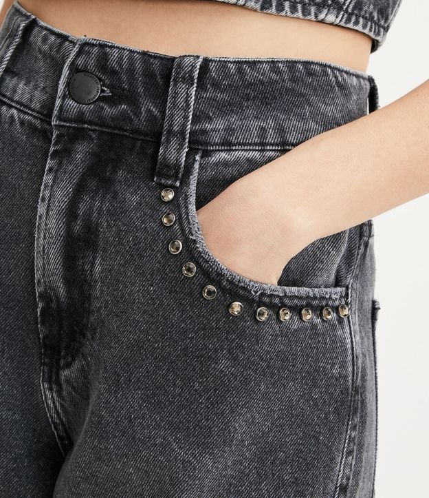Calça Reta Cintura Alta em Jeans com Bolsos com Tachas - Cor: Preto - Tamanho: 40