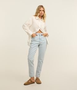 Calça Mom em Jeans Delavê com Bolsos